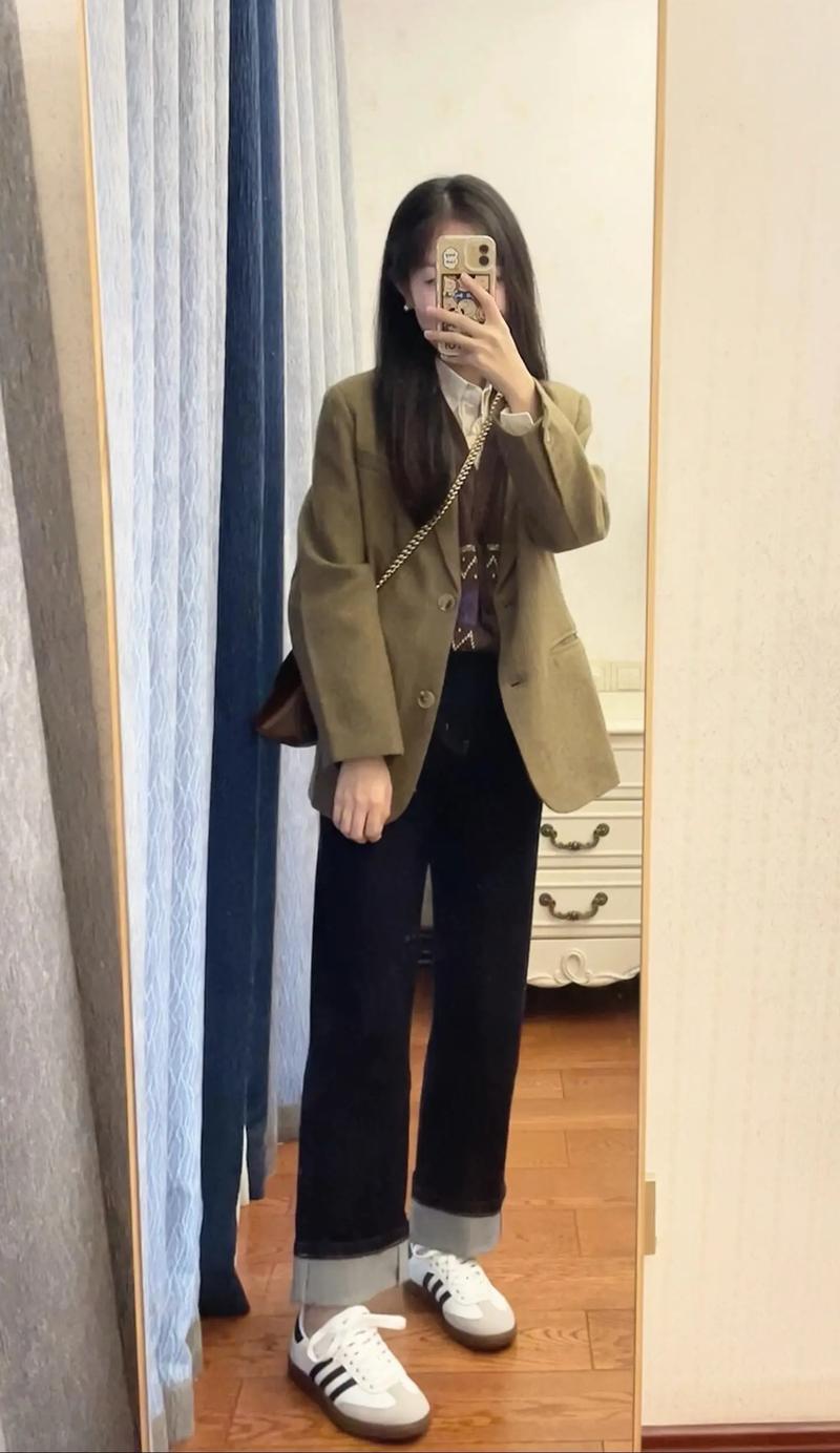 卡其色直筒裤配什么颜色上衣_卡其直筒裤 百搭神器，轻松穿出时尚感