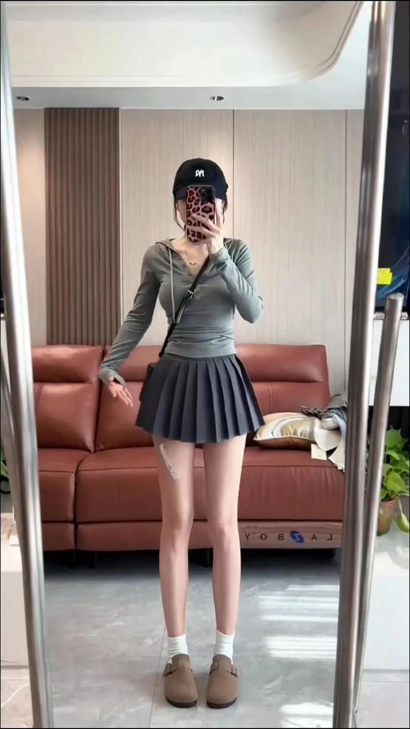 梨形身材适合穿百褶裙吗_梨形身材穿百褶裙显美技巧 梨形身材适合穿百褶裙吗_梨形身材穿百褶裙显美技巧