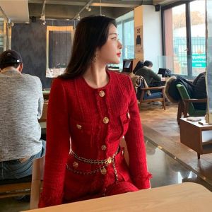 香槟色外套配红色包臀裙_香槟色外套配红裙，时尚高级显气质