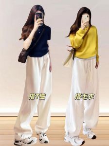 女白色运动裤穿衣搭配_白色运动裤搭出高级感，V领上衣小白鞋是关键！