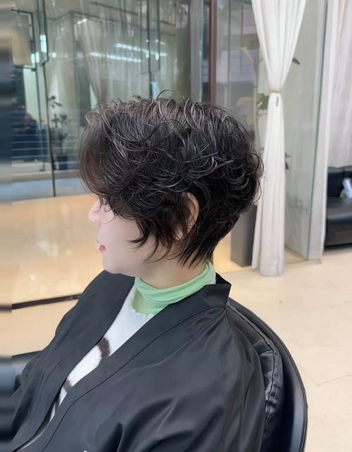 乱烫发型图片女短发_短发烫发方式多样，各有特色！