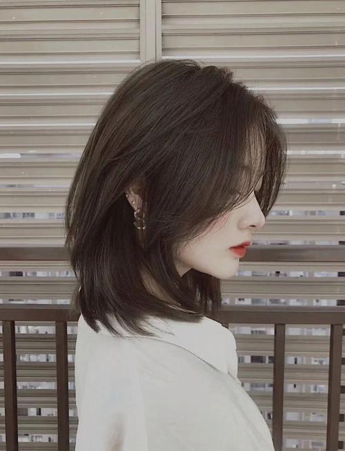 层次感锁骨发+法式刘海图片_层次锁骨发配法式刘海，时尚减龄又显瘦