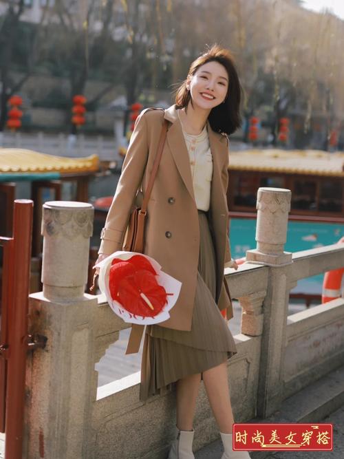 驼色百褶裙搭配图片_显瘦百搭,秋冬时尚必备 驼色百褶裙搭配图片_显瘦百搭,秋冬时尚必备