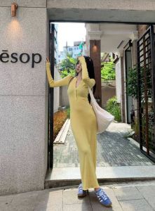 黄色连体包臀裙配什么鞋子_多彩穿搭显气质，夏日必备！