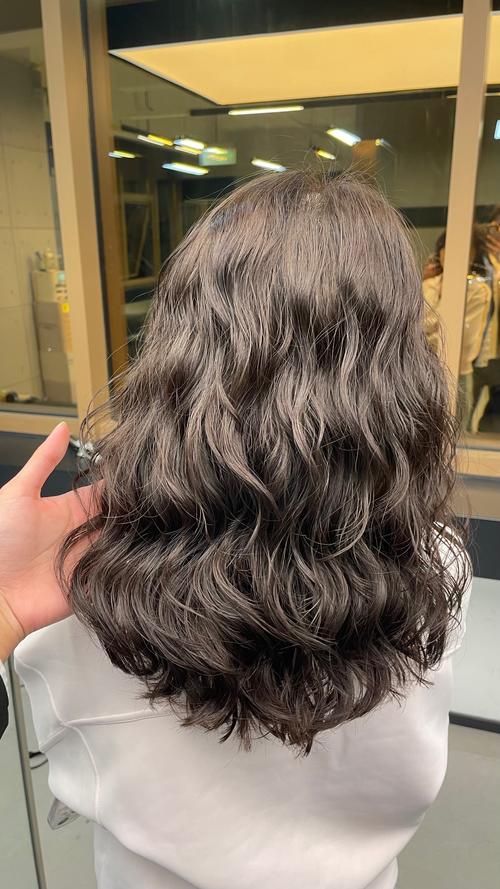 中发烫发发型图片女_中长发大卷发，气质柔美显女人味