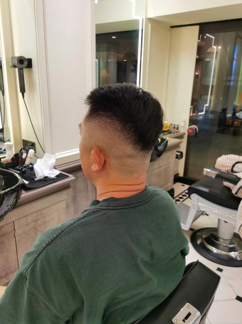 平后脑勺发型_后脑勺扁？吹烫修剪显蓬松！