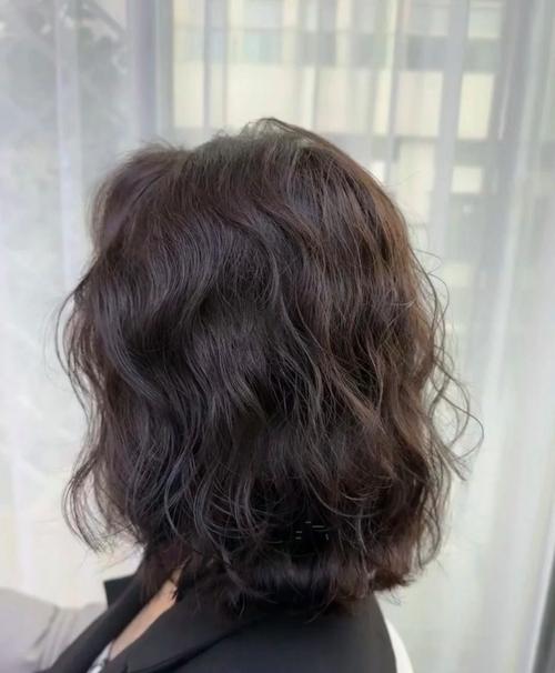 最新烫发发型中短发_烫发造型推荐，适合中短发女性！