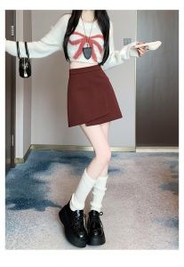 安哥拉红短裙配米白色鞋子吗_秋冬沉稳春夏活泼，黑色鞋显专业，金鞋添奢华