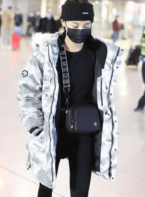 上身羽绒服下身瑜伽裤好看吗_羽绒服配瑜伽裤，显瘦又时尚