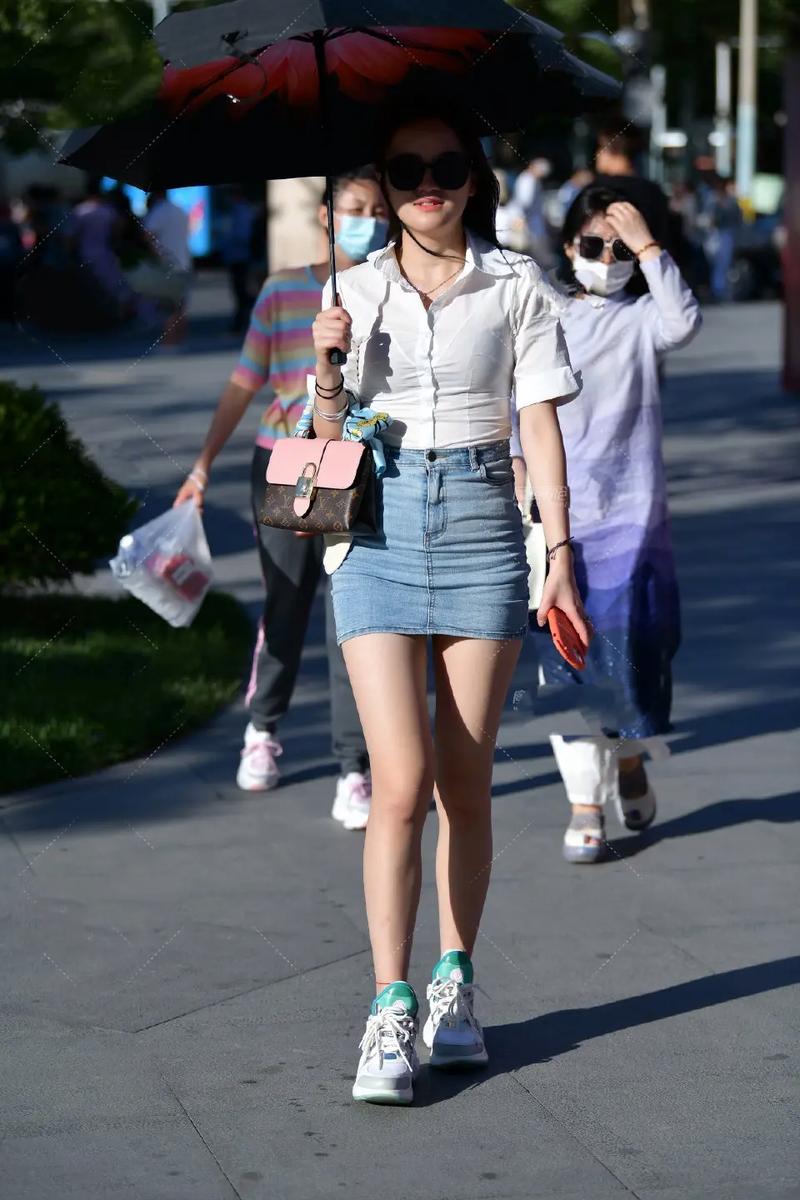 街拍牛仔包臀裙短款紧身图片_天河马尾女生高腰牛仔短裙，甜酷风穿搭显腿长！