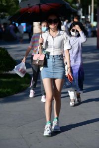 街拍牛仔包臀裙短款紧身图片_天河马尾女生高腰牛仔短裙，甜酷风穿搭显腿长！