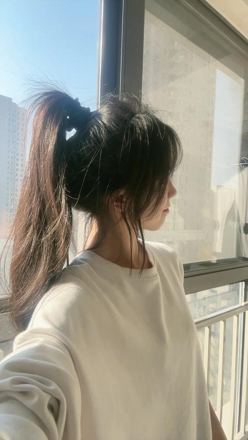 小个子女生适合扎高马尾吗_小个子女生扎马尾显高，选对发型气质好