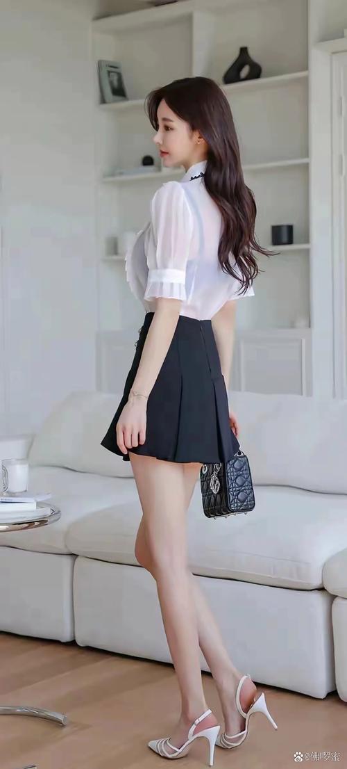 白衬衣搭配黑丝百褶裙_白衬衣黑百褶裙,丝袜显气质! 白衬衣搭配黑丝百褶裙_白衬衣黑百褶裙,丝袜显气质!