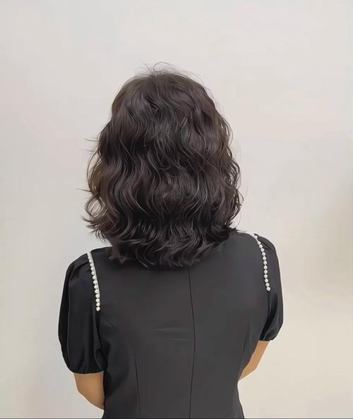 中发烫发发型图片女_中长发大卷发，气质柔美显女人味