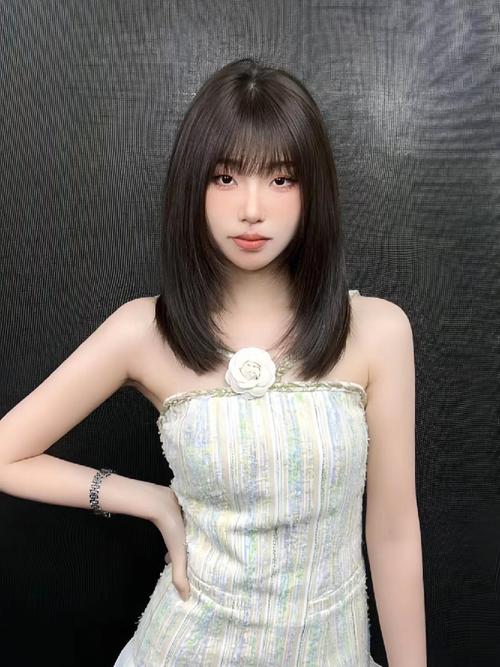 侧分空气刘海+锁骨发_侧分刘海锁骨发，轻盈显优雅，日常易打理