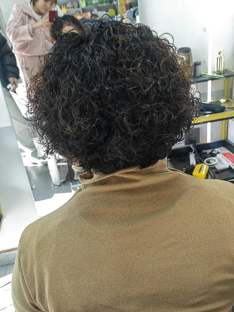 五十岁短发烫发发型_2024亚洲50+流行短发烫发趋势推荐