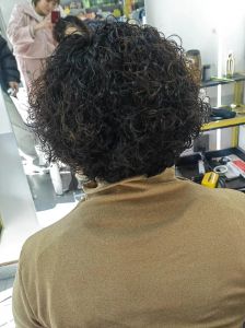 五十岁短发烫发发型_2024亚洲50+流行短发烫发趋势推荐