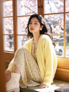 黑白针织衫配黄色碎花裙_针织衫搭碎花裙,简约时尚显高