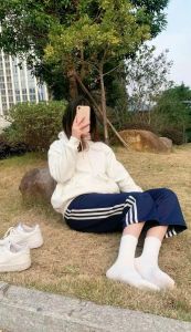 白棉袜控美女的日常穿搭_百搭白袜子,清爽显腿细,时尚万能钥匙!