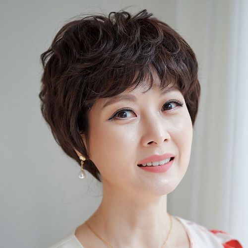 中老年女士烫发短发发型图片_中年女性烫发,解决扁塌显年轻 中老年女士烫发短发发型图片_中年女性烫发,解决扁塌显年轻