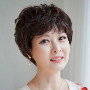 中老年女士烫发短发发型图片_中年女性烫发,解决扁塌显年轻