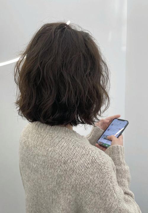 烫头发型图片女中短发_中短发烫发显年轻，修饰脸型更时尚！